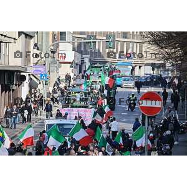 Tiziano Manzoni/LaPresse 8-02- 2024 Bergamo, Italia Cronaca Bergamo Manifestazione agricoltori contro leggi EU