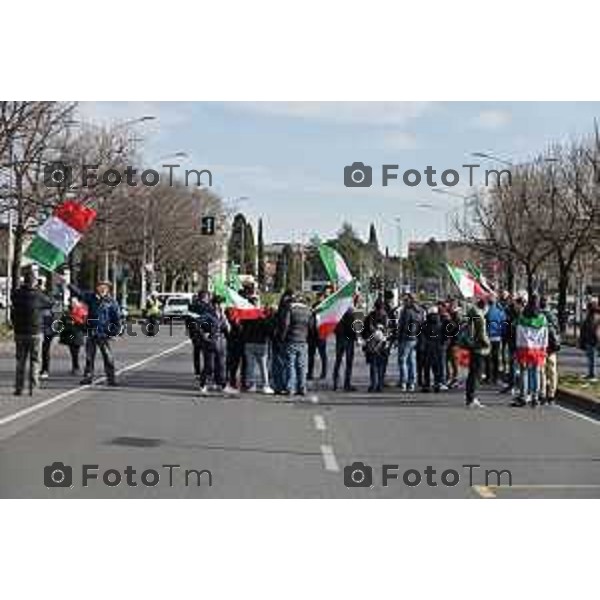 Tiziano Manzoni/LaPresse 8-02- 2024 Bergamo, Italia Cronaca Bergamo Manifestazione agricoltori contro leggi EU