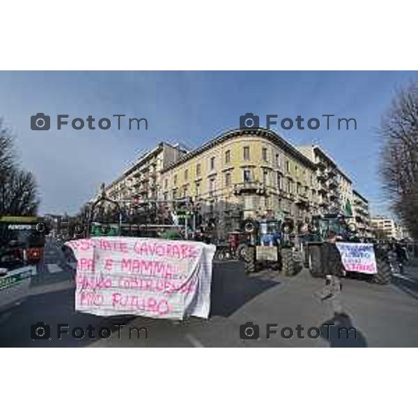 Tiziano Manzoni/LaPresse 8-02- 2024 Bergamo, Italia Cronaca Bergamo Manifestazione agricoltori contro leggi EU