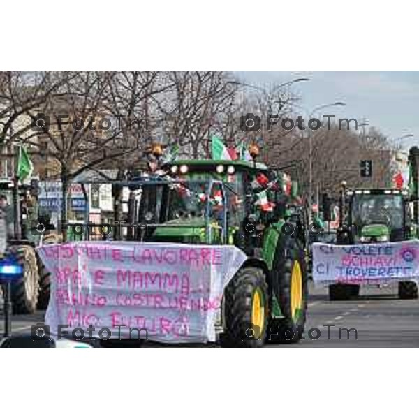 Tiziano Manzoni/LaPresse 8-02- 2024 Bergamo, Italia Cronaca Bergamo Manifestazione agricoltori contro leggi EU