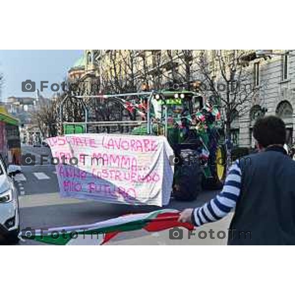 Tiziano Manzoni/LaPresse 8-02- 2024 Bergamo, Italia Cronaca Bergamo Manifestazione agricoltori contro leggi EU