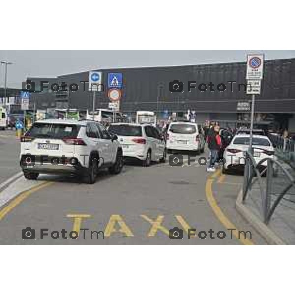 Foto Manzoni Tiziano/LaPresse 15-02-2024 Bergamo Italia- Cronaca Bergamo Aeroporto Orio Al Serio taxi arrivi