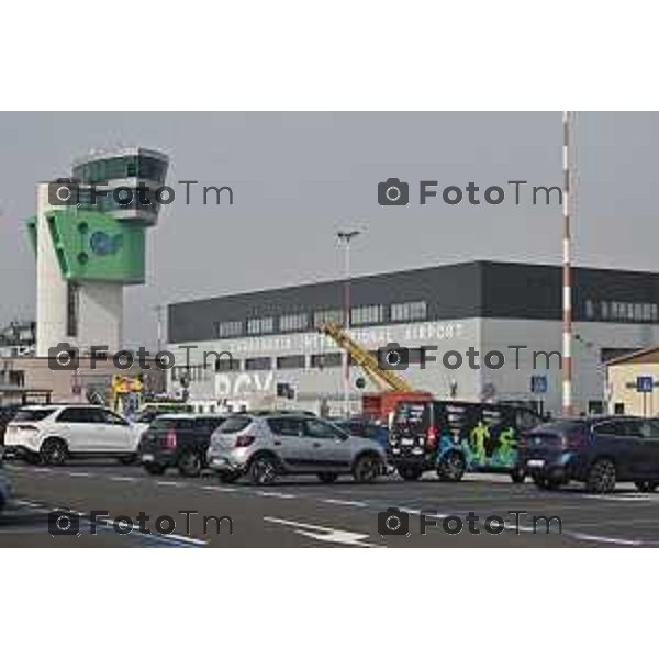 Foto Manzoni Tiziano/LaPresse 15-02-2024 Bergamo Italia- Cronaca Bergamo Aeroporto Orio Al Serio torre di controllo parcheggio P1 est