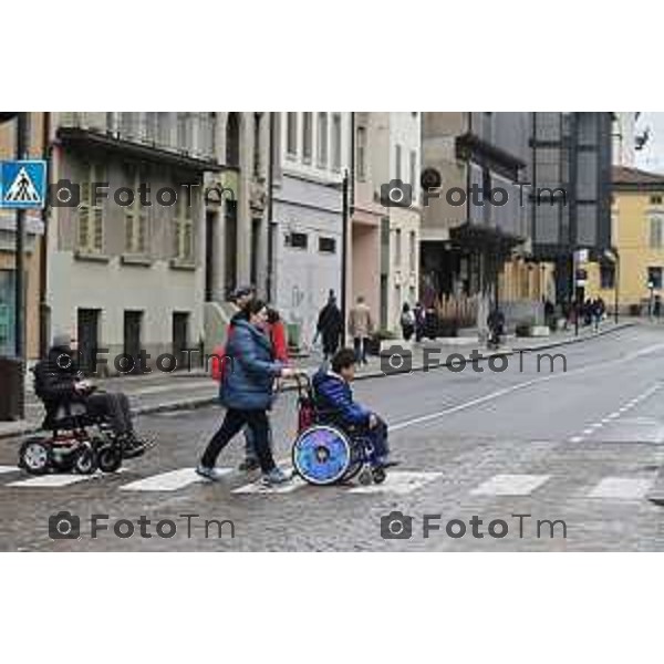 Tiziano Manzoni/LaPresse 28-03- 2024 Bergamo, Italia Cronaca "carovana" di sedie a rotelle, guidata da Nicola Eynard per redigere un Peba "Piano eliminazione barriere architettoniche"