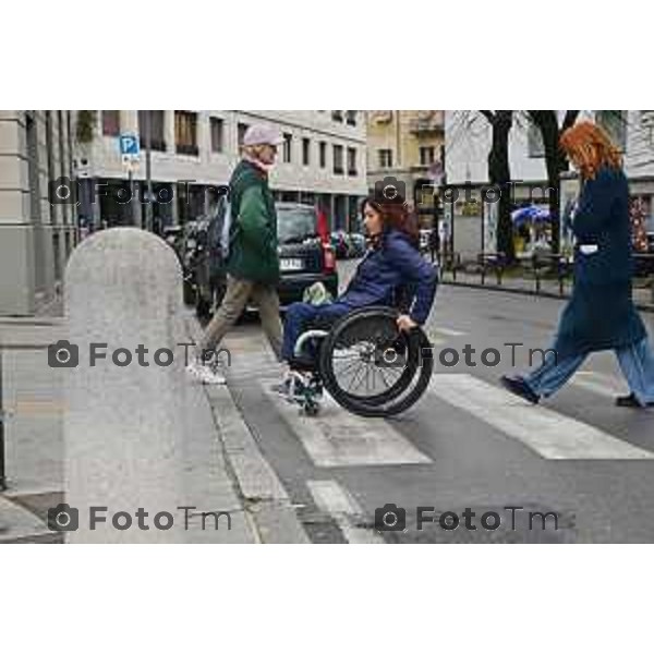 Tiziano Manzoni/LaPresse 28-03- 2024 Bergamo, Italia Cronaca "carovana" di sedie a rotelle, guidata da Nicola Eynard per redigere un Peba "Piano eliminazione barriere architettoniche"