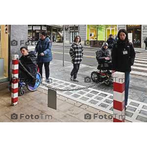 Tiziano Manzoni/LaPresse 28-03- 2024 Bergamo, Italia Cronaca "carovana" di sedie a rotelle, guidata da Nicola Eynard per redigere un Peba "Piano eliminazione barriere architettoniche"