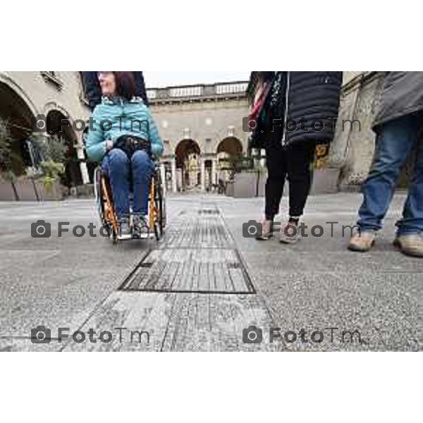 Tiziano Manzoni/LaPresse 28-03- 2024 Bergamo, Italia Cronaca "carovana" di sedie a rotelle, guidata da Nicola Eynard per redigere un Peba "Piano eliminazione barriere architettoniche"