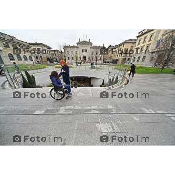 Tiziano Manzoni/LaPresse 28-03- 2024 Bergamo, Italia Cronaca "carovana" di sedie a rotelle, guidata da Nicola Eynard per redigere un Peba "Piano eliminazione barriere architettoniche"