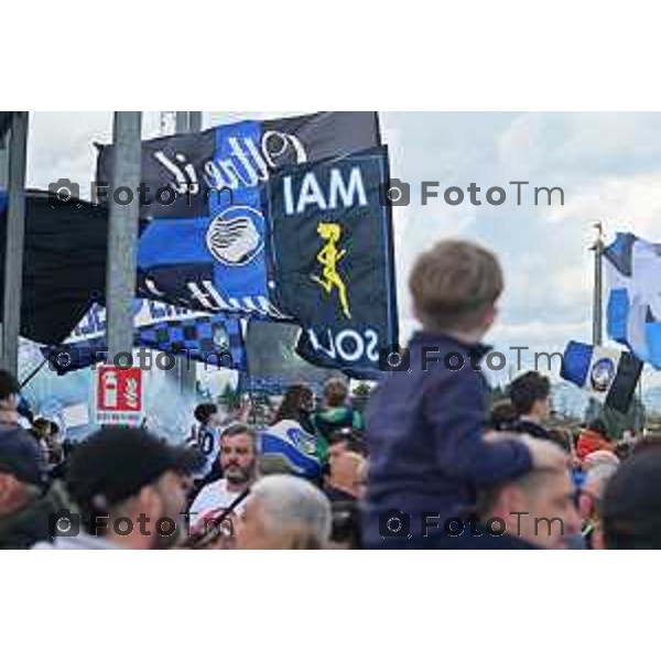 Tiziano Manzoni/LaPresse 1-04- 2024 Bergamo, Italia Cronaca Zingonia allenamento Atalanta tifosi caricano i giocatori