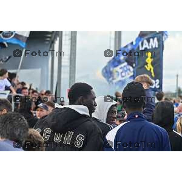 Tiziano Manzoni/LaPresse 1-04- 2024 Bergamo, Italia Cronaca Zingonia allenamento Atalanta tifosi caricano i giocatori