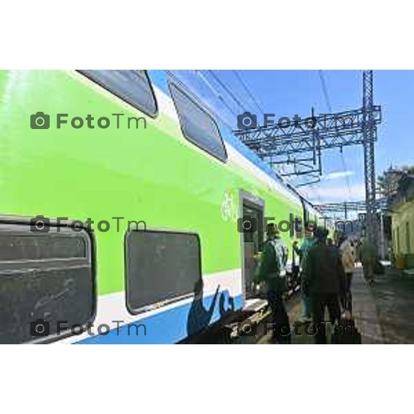 Foto Manzoni Tiziano/LaPresse 2-04-2024 Bergamo Italia- Cronaca Ponte San Pietro assessore regionale ai Trasporti e Mobilità Franco Lucente a bordo del Caravaggio 25831, il primo tra i nuovi treni a transitare sul Ponte San Michele con destinazione Ponte San Pietro/BG. Segue sopralluogo al punto di partenza dei bus sostitutivi.