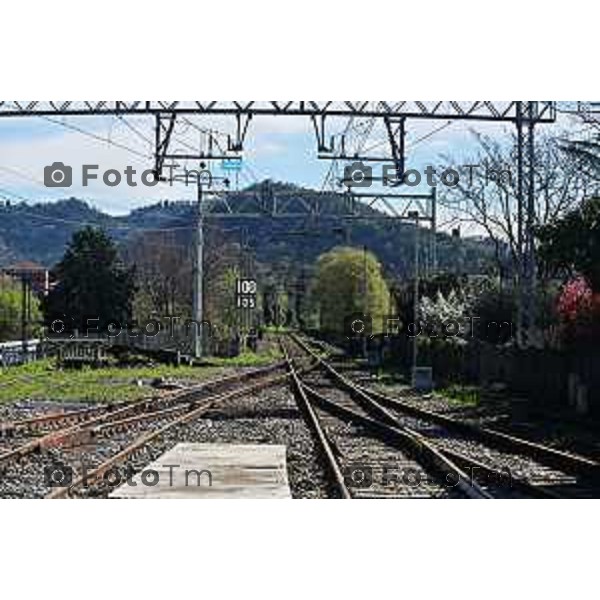 Foto Manzoni Tiziano/LaPresse 2-04-2024 Bergamo Italia- Cronaca Ponte San Pietro assessore regionale ai Trasporti e Mobilità Franco Lucente a bordo del Caravaggio 25831, il primo tra i nuovi treni a transitare sul Ponte San Michele con destinazione Ponte San Pietro/BG. Segue sopralluogo al punto di partenza dei bus sostitutivi.