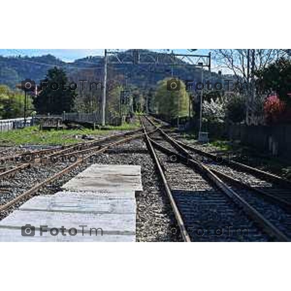 Foto Manzoni Tiziano/LaPresse 2-04-2024 Bergamo Italia- Cronaca Ponte San Pietro assessore regionale ai Trasporti e Mobilità Franco Lucente a bordo del Caravaggio 25831, il primo tra i nuovi treni a transitare sul Ponte San Michele con destinazione Ponte San Pietro/BG. Segue sopralluogo al punto di partenza dei bus sostitutivi.