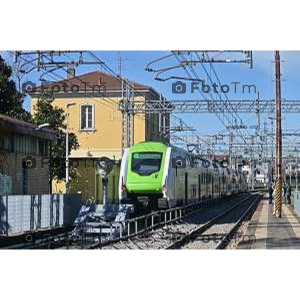 Foto Manzoni Tiziano/LaPresse 2-04-2024 Bergamo Italia- Cronaca Ponte San Pietro assessore regionale ai Trasporti e Mobilità Franco Lucente a bordo del Caravaggio 25831, il primo tra i nuovi treni a transitare sul Ponte San Michele con destinazione Ponte San Pietro/BG. Segue sopralluogo al punto di partenza dei bus sostitutivi.