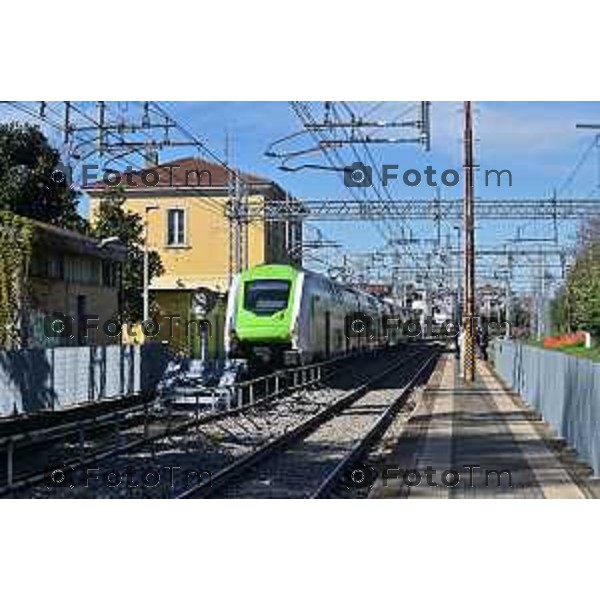 Foto Manzoni Tiziano/LaPresse 2-04-2024 Bergamo Italia- Cronaca Ponte San Pietro assessore regionale ai Trasporti e Mobilità Franco Lucente a bordo del Caravaggio 25831, il primo tra i nuovi treni a transitare sul Ponte San Michele con destinazione Ponte San Pietro/BG. Segue sopralluogo al punto di partenza dei bus sostitutivi.