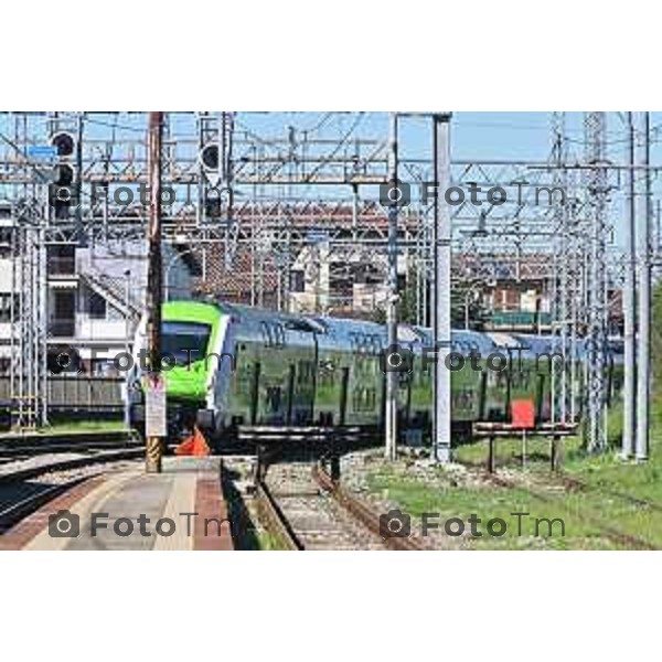 Foto Manzoni Tiziano/LaPresse 2-04-2024 Bergamo Italia- Cronaca Ponte San Pietro assessore regionale ai Trasporti e Mobilità Franco Lucente a bordo del Caravaggio 25831, il primo tra i nuovi treni a transitare sul Ponte San Michele con destinazione Ponte San Pietro/BG. Segue sopralluogo al punto di partenza dei bus sostitutivi.