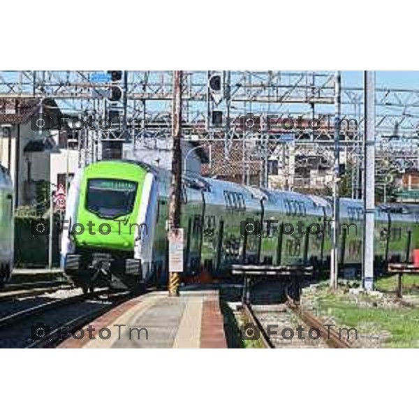 Foto Manzoni Tiziano/LaPresse 2-04-2024 Bergamo Italia- Cronaca Ponte San Pietro assessore regionale ai Trasporti e Mobilità Franco Lucente a bordo del Caravaggio 25831, il primo tra i nuovi treni a transitare sul Ponte San Michele con destinazione Ponte San Pietro/BG. Segue sopralluogo al punto di partenza dei bus sostitutivi.