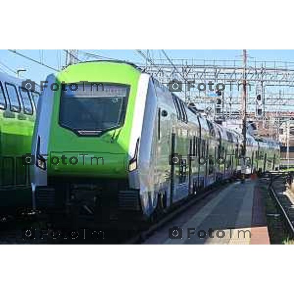 Foto Manzoni Tiziano/LaPresse 2-04-2024 Bergamo Italia- Cronaca Ponte San Pietro assessore regionale ai Trasporti e Mobilità Franco Lucente a bordo del Caravaggio 25831, il primo tra i nuovi treni a transitare sul Ponte San Michele con destinazione Ponte San Pietro/BG. Segue sopralluogo al punto di partenza dei bus sostitutivi.