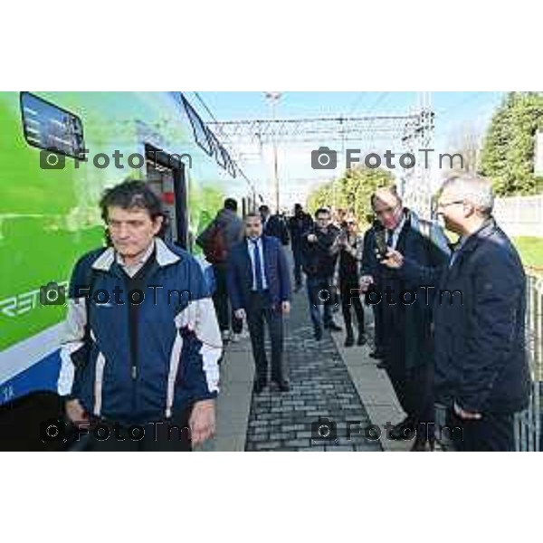 Foto Manzoni Tiziano/LaPresse 2-04-2024 Bergamo Italia- Cronaca Ponte San Pietro assessore regionale ai Trasporti e Mobilità Franco Lucente a bordo del Caravaggio 25831, il primo tra i nuovi treni a transitare sul Ponte San Michele con destinazione Ponte San Pietro/BG. Segue sopralluogo al punto di partenza dei bus sostitutivi.