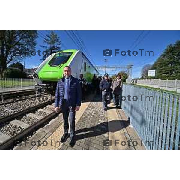 Foto Manzoni Tiziano/LaPresse 2-04-2024 Bergamo Italia- Cronaca Ponte San Pietro assessore regionale ai Trasporti e Mobilità Franco Lucente a bordo del Caravaggio 25831, il primo tra i nuovi treni a transitare sul Ponte San Michele con destinazione Ponte San Pietro/BG. Segue sopralluogo al punto di partenza dei bus sostitutivi.