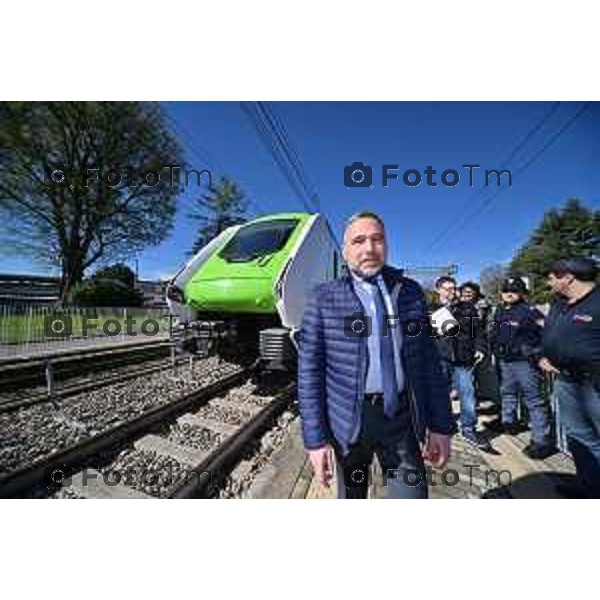 Foto Manzoni Tiziano/LaPresse 2-04-2024 Bergamo Italia- Cronaca Ponte San Pietro assessore regionale ai Trasporti e Mobilità Franco Lucente a bordo del Caravaggio 25831, il primo tra i nuovi treni a transitare sul Ponte San Michele con destinazione Ponte San Pietro/BG. Segue sopralluogo al punto di partenza dei bus sostitutivi.