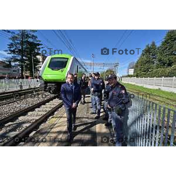 Foto Manzoni Tiziano/LaPresse 2-04-2024 Bergamo Italia- Cronaca Ponte San Pietro assessore regionale ai Trasporti e Mobilità Franco Lucente a bordo del Caravaggio 25831, il primo tra i nuovi treni a transitare sul Ponte San Michele con destinazione Ponte San Pietro/BG. Segue sopralluogo al punto di partenza dei bus sostitutivi.