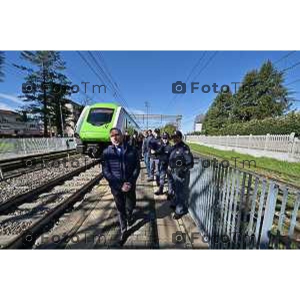 Foto Manzoni Tiziano/LaPresse 2-04-2024 Bergamo Italia- Cronaca Ponte San Pietro assessore regionale ai Trasporti e Mobilità Franco Lucente a bordo del Caravaggio 25831, il primo tra i nuovi treni a transitare sul Ponte San Michele con destinazione Ponte San Pietro/BG. Segue sopralluogo al punto di partenza dei bus sostitutivi.