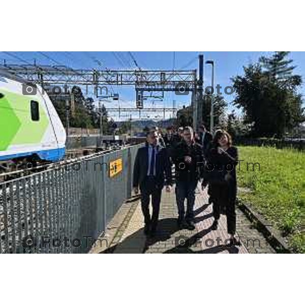 Foto Manzoni Tiziano/LaPresse 2-04-2024 Bergamo Italia- Cronaca Ponte San Pietro assessore regionale ai Trasporti e Mobilità Franco Lucente a bordo del Caravaggio 25831, il primo tra i nuovi treni a transitare sul Ponte San Michele con destinazione Ponte San Pietro/BG. Segue sopralluogo al punto di partenza dei bus sostitutivi.