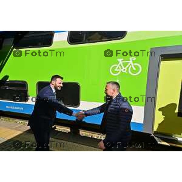 Foto Manzoni Tiziano/LaPresse 2-04-2024 Bergamo Italia- Cronaca Ponte San Pietro assessore regionale ai Trasporti e Mobilità Franco Lucente a bordo del Caravaggio 25831, il primo tra i nuovi treni a transitare sul Ponte San Michele con destinazione Ponte San Pietro/BG. Segue sopralluogo al punto di partenza dei bus sostitutivi.