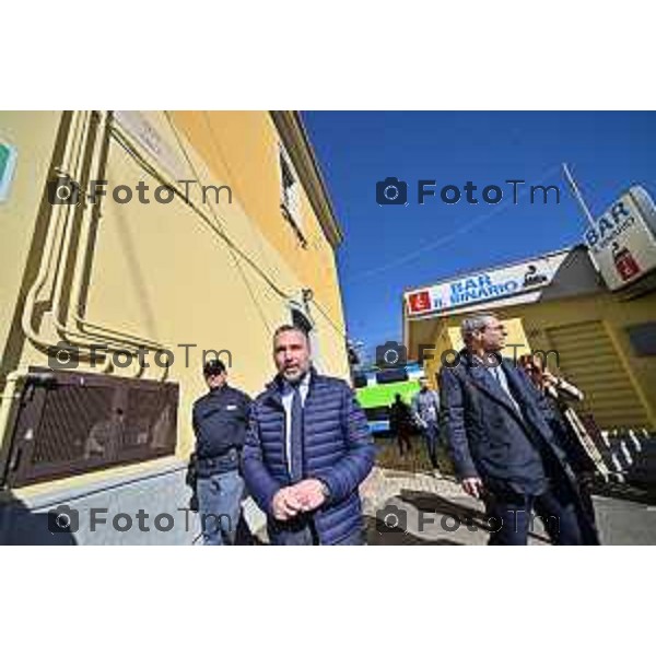 Foto Manzoni Tiziano/LaPresse 2-04-2024 Bergamo Italia- Cronaca Ponte San Pietro assessore regionale ai Trasporti e Mobilità Franco Lucente a bordo del Caravaggio 25831, il primo tra i nuovi treni a transitare sul Ponte San Michele con destinazione Ponte San Pietro/BG. Segue sopralluogo al punto di partenza dei bus sostitutivi.