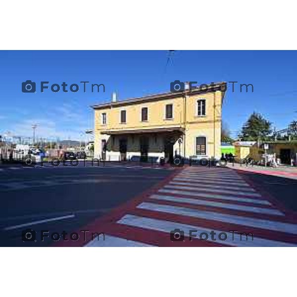 Foto Manzoni Tiziano/LaPresse 2-04-2024 Bergamo Italia- Cronaca Ponte San Pietro assessore regionale ai Trasporti e Mobilità Franco Lucente a bordo del Caravaggio 25831, il primo tra i nuovi treni a transitare sul Ponte San Michele con destinazione Ponte San Pietro/BG. Segue sopralluogo al punto di partenza dei bus sostitutivi.