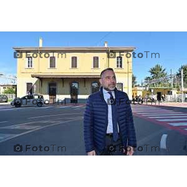 Foto Manzoni Tiziano/LaPresse 2-04-2024 Bergamo Italia- Cronaca Ponte San Pietro assessore regionale ai Trasporti e Mobilità Franco Lucente a bordo del Caravaggio 25831, il primo tra i nuovi treni a transitare sul Ponte San Michele con destinazione Ponte San Pietro/BG. Segue sopralluogo al punto di partenza dei bus sostitutivi.