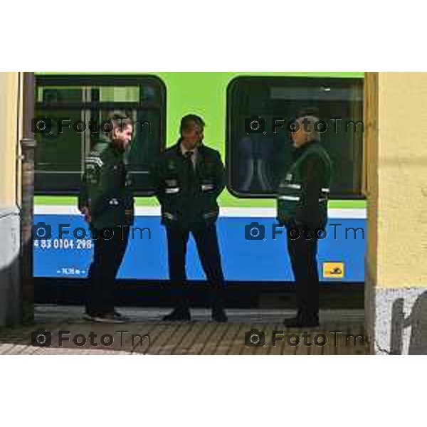 Foto Manzoni Tiziano/LaPresse 2-04-2024 Bergamo Italia- Cronaca Ponte San Pietro assessore regionale ai Trasporti e Mobilità Franco Lucente a bordo del Caravaggio 25831, il primo tra i nuovi treni a transitare sul Ponte San Michele con destinazione Ponte San Pietro/BG. Segue sopralluogo al punto di partenza dei bus sostitutivi.