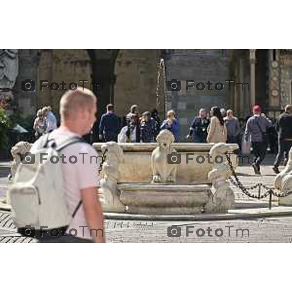 Foto Manzoni Tiziano/LaPresse 02-04-2023 Bergamo Italia- Cronaca Bergamo Bergamo citta alta piazza vecchia piccioni volo pizza bacio