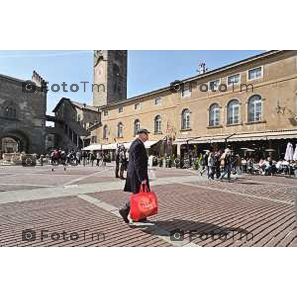 Foto Manzoni Tiziano/LaPresse 02-04-2023 Bergamo Italia- Cronaca Bergamo Bergamo citta alta piazza vecchia piccioni volo pizza bacio