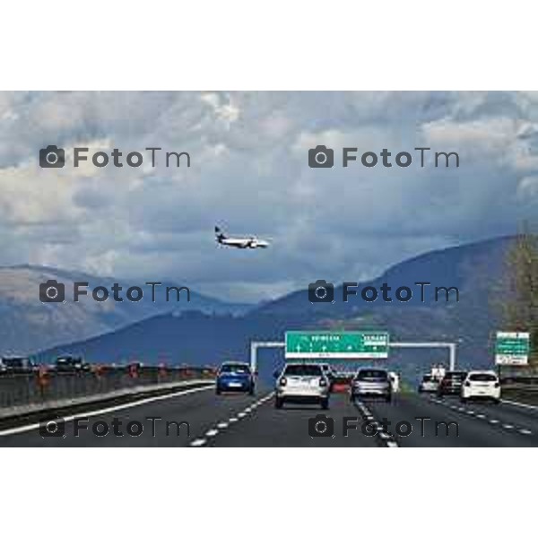 Foto Manzoni Tiziano/LaPresse 02-04-2023 Bergamo Italia- Cronaca Bergamo Bergamo Torre dei venti autostrada casello sottopasso centro città