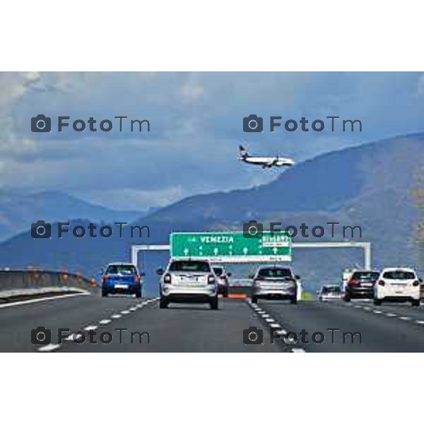 Foto Manzoni Tiziano/LaPresse 02-04-2023 Bergamo Italia- Cronaca Bergamo Bergamo Torre dei venti autostrada casello sottopasso centro città