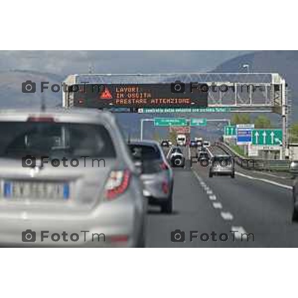 Foto Manzoni Tiziano/LaPresse 02-04-2023 Bergamo Italia- Cronaca Bergamo Bergamo Torre dei venti autostrada casello sottopasso centro città