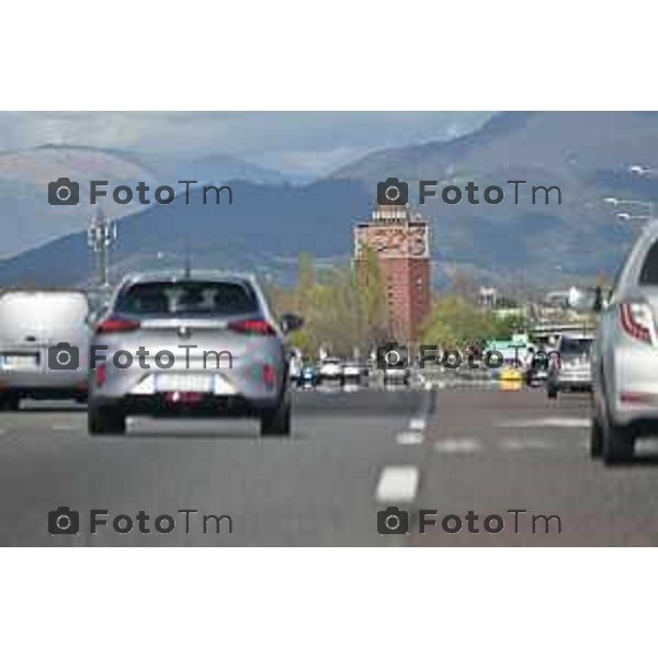 Foto Manzoni Tiziano/LaPresse 02-04-2023 Bergamo Italia- Cronaca Bergamo Bergamo Torre dei venti autostrada casello sottopasso centro città