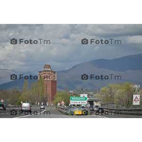 Foto Manzoni Tiziano/LaPresse 02-04-2023 Bergamo Italia- Cronaca Bergamo Bergamo Torre dei venti autostrada casello sottopasso centro città