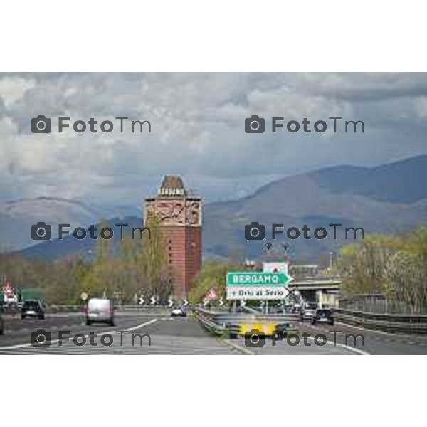 Foto Manzoni Tiziano/LaPresse 02-04-2023 Bergamo Italia- Cronaca Bergamo Bergamo Torre dei venti autostrada casello sottopasso centro città