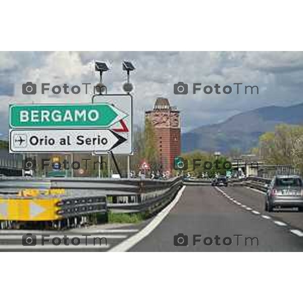 Foto Manzoni Tiziano/LaPresse 02-04-2023 Bergamo Italia- Cronaca Bergamo Bergamo Torre dei venti autostrada casello sottopasso centro città