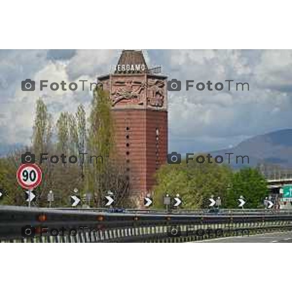 Foto Manzoni Tiziano/LaPresse 02-04-2023 Bergamo Italia- Cronaca Bergamo Bergamo Torre dei venti autostrada casello sottopasso centro città