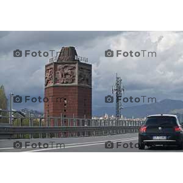 Foto Manzoni Tiziano/LaPresse 02-04-2023 Bergamo Italia- Cronaca Bergamo Bergamo Torre dei venti autostrada casello sottopasso centro città