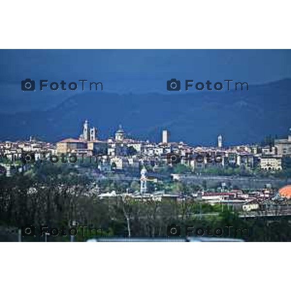 Foto Manzoni Tiziano/LaPresse 02-04-2023 Bergamo Italia- Cronaca Bergamo Bergamo Torre dei venti autostrada casello sottopasso centro città