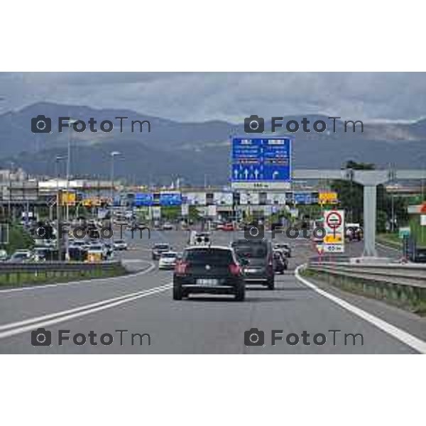 Foto Manzoni Tiziano/LaPresse 02-04-2023 Bergamo Italia- Cronaca Bergamo Bergamo autostrada casello sottopasso via autostrada nuovo rondo A4 centro città