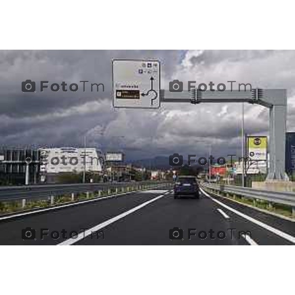 Foto Manzoni Tiziano/LaPresse 02-04-2023 Bergamo Italia- Cronaca Bergamo Bergamo autostrada casello sottopasso via autostrada nuovo rondo A4 centro città