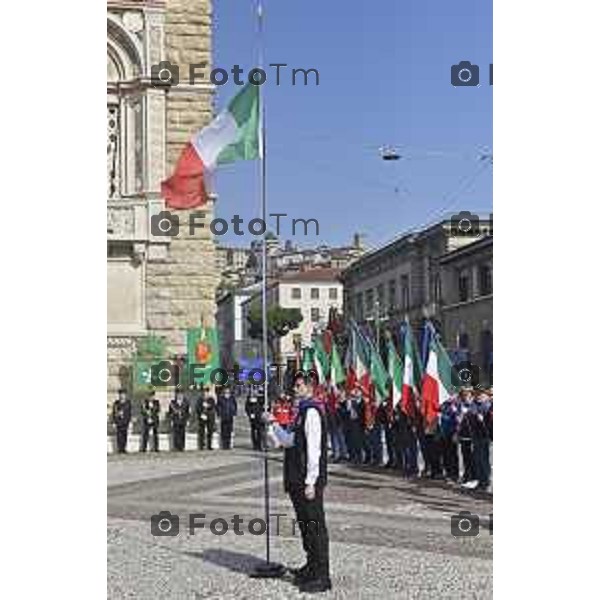 Tiziano Manzoni/LaPresse 5--04- 2024 Bergamo, Italia Cronaca piazza Vittorio Veneto passaggio bandiera Fanti Italia da Angeloni assessore al Sindaco di Trieste Roberto Dipiazza.