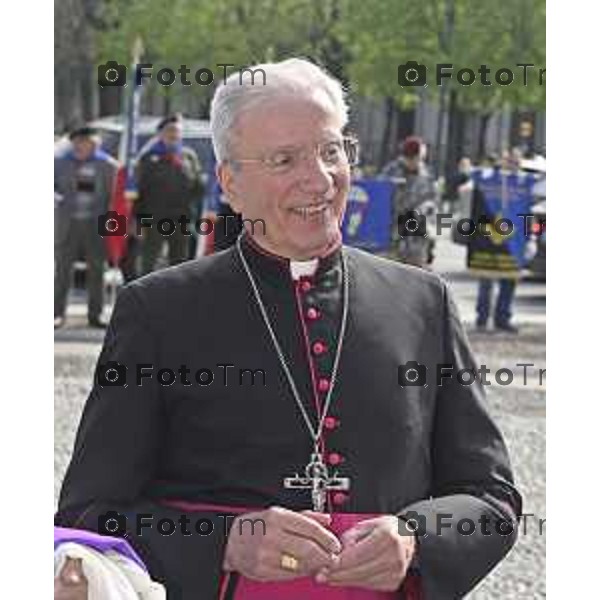 Tiziano Manzoni/LaPresse 5--04- 2024 Bergamo, Italia Cronaca piazza Vittorio Veneto passaggio bandiera Fanti Italia da Angeloni assessore al Sindaco di Trieste Roberto Dipiazza assistente ecclesiastico dei Fanti bergamaschi Don Daniel Boscaglia.