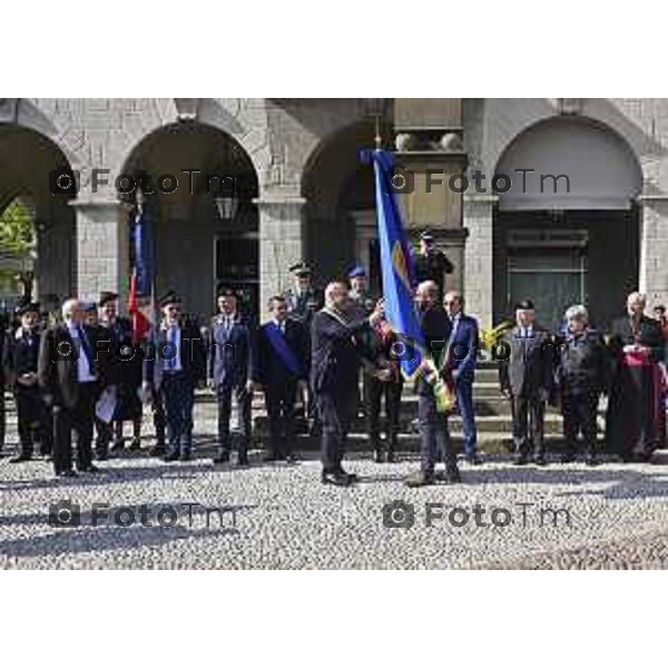 Tiziano Manzoni/LaPresse 5--04- 2024 Bergamo, Italia Cronaca piazza Vittorio Veneto passaggio bandiera Fanti Italia da Angeloni assessore al Sindaco di Trieste Roberto Dipiazza.